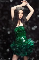 组图：杨雪化身魅力精灵 油画风情柔媚动人