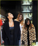 组图：卡戴珊穿低胸装逛街 姐妹将脏话喷上大衣