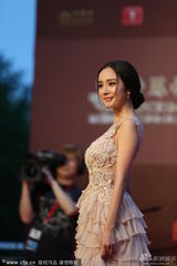 组图：杨幂着拖尾长裙优雅走红毯 高贵似公主