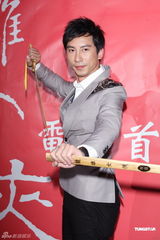 组图：陈嘉桓宣传新片《竞雄女侠》狼吻事件受关注