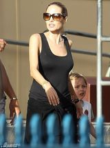 组图：朱莉带龙凤胎玩遍游乐场 母女抱玩偶卖萌