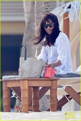 组图：坎贝尔与前任夫妻三人行 正室比基尼示威