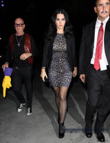 组图：凯蒂-佩里紧身豹纹裙看NBA 高举双手兴奋助威