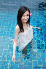 组图：林静池边甜美写真曝光 穿热裤秀性感蛮腰