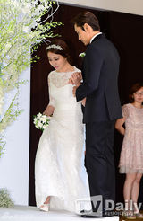 组图：李秉宪李珉廷大婚甜蜜互送吻 群星道贺