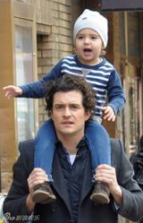 组图：可儿潮装走路带风 布鲁姆携子骑肩逗趣