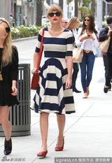 组图：泰勒-斯威夫特曝街头照 复古条纹裙引领时尚