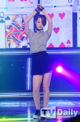 组图：f(x)《冠军秀》唱新歌 EXO夺冠搞怪