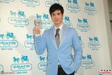 组图：王力宏西装亮相代言阳光俊朗