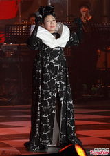 组图：汪明荃香港开唱 造型多变火辣优雅