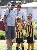 组图：布兰妮爱子阳光魅力 玩鬼脸与妹子齐卖萌