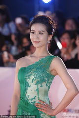 组图：刘诗诗裸肩绿裙亮相白玉兰红毯 青春活泼