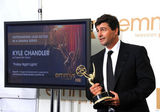 组图：艾美奖后台 剧情类视帝凯尔-钱德勒亮相