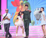 组图：迟帅回《小神龙》做评委台上热舞