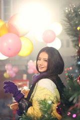 组图：戚薇袁成杰炫彩圣诞节 温暖情侣装秀甜蜜