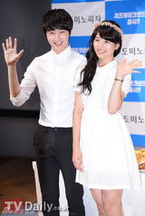 组图：丁一宇missA秀智甜蜜出席代言活动