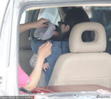 组图：霍思燕黑超抱娃闪车内 助理当保姆服侍