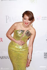 高清图：舒淇发型复古长裙性感 黄秋生装扮新潮