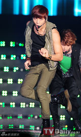 组图：2NE1SHINee精彩表演犹如club热辣气势