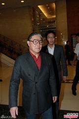 组图：霍震霆见长孙心情大好 劝儿媳晶晶多休息