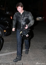 组图：阿汤哥与友共进晚餐 皮夹克骑机车心情靓