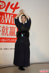 组图：虫虫恐吓案有进展 老萧展现剑击技术