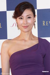 组图：李嘉欣紫色长裙气质佳 工作不舍爱子