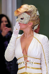 组图：LADY GAGA抵达韩国金浦机场 性感白裙优雅