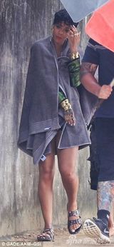 蕾哈娜半裸拍片薄纱遮两点 超短底裤秀长腿(图)