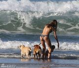 组图：邦辰抱小奶娃单手开车 未戴头盔不顾安全