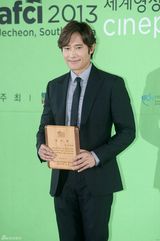 独家组图：李秉宪出席活动 婚后更显稳重绅士