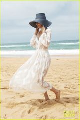 组图：超模米兰达薄纱透视装 豪迈倒立露底裤