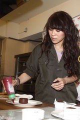 组图：蔡健雅中英双碟齐发 做蛋糕手艺获称赞