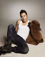 组图：黄征首度驾驭羊驼拍大片 遭其口水喷射