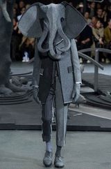 组图：英国时装秀现奇葩造型 网友惊呼毁三观