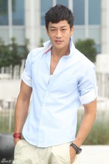 组图：何润东台北将举行首次售票音乐会 苦练吉他