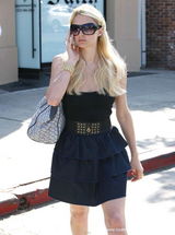 幻灯图：帕丽斯-希尔顿蛋糕层裹胸裙显纤细身段 