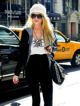 幻灯图集：碧昂丝韩国秀艳唇 莱昂纳多街头闲逛