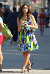 组图：艾米-罗森印花连衣裙展夏日风情