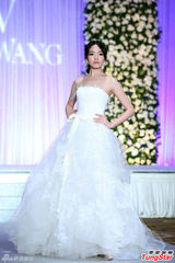 组图：陈思璇穿婚纱沾喜气 期待海岛婚礼