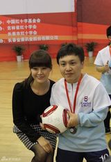 组图：佟大为夫妇为公益代言 关悦亲密接触洒爱心