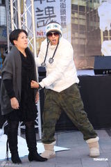 罗志祥新书大卖欲购名车 罗妈捐两百万做公益(图)