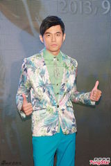 组图：周杰伦带病宣传巡演 花西服帅气抢镜