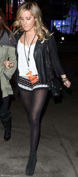 高清组图：阿什丽-提斯代尔街拍短裤丝袜秀美腿