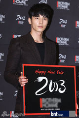 组图：元斌帅气出席化妆品牌新品发布会