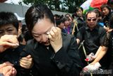 高清组图：罗京妻子悲痛泪别 儿子哥哥捧遗像送行
