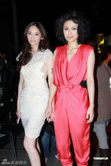 组图：吴佩慈出席时装展 为大S当伴娘练酒量