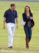 组图：威廉王子与女友订婚 携手亮相显亲昵