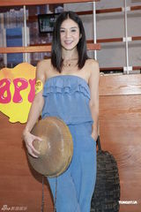 组图：郭富城牵手杨采妮亮相 否认家庭聚会有熊黛林