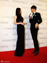 组图：巩新亮黑色透视开叉长裙亮相红毯